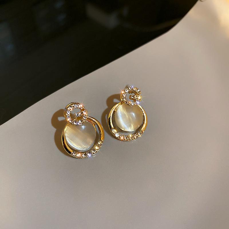 Retro Hong Kong style temperament earrings, new high-end metal stud earrings, niche fashion versatile earrings women
Retro Hong Kong style temperament earrings, new high-end metal stud earrings, niche fashion versatile earrings women