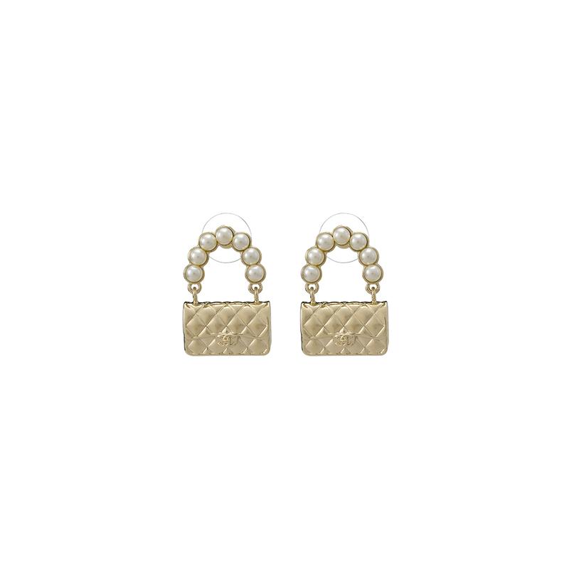 CHANEL sweet bag shape metal earrings women s gold золотий
CHANEL sweet bag shape metal earrings women s gold золотий