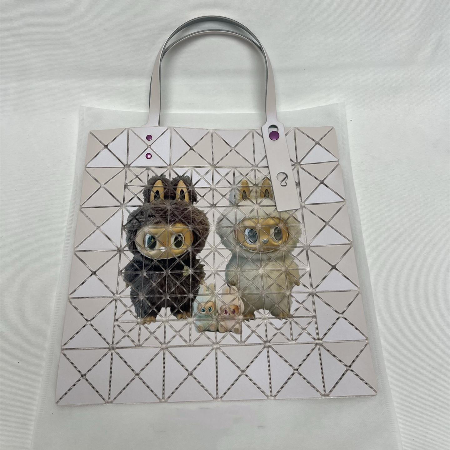 New six-grid Labubu 6-grid geometric diamond bag shoulder bag handbag tote women CLE 34*34cm
New six-grid Labubu 6-grid geometric diamond bag shoulder bag handbag tote women CLE 34*34cm