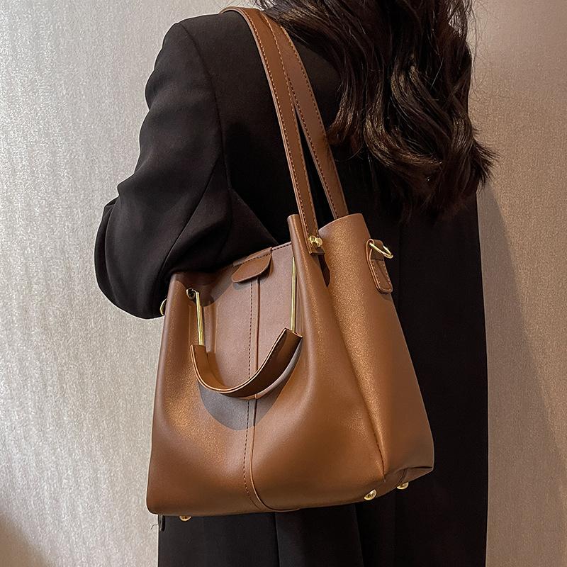 Popular bags women s autumn and winter 2025 new fashion messenger bags high-end shoulder portable bucket bags
Popular bags women s autumn and winter 2025 new fashion messenger bags high-end shoulder portable bucket bags