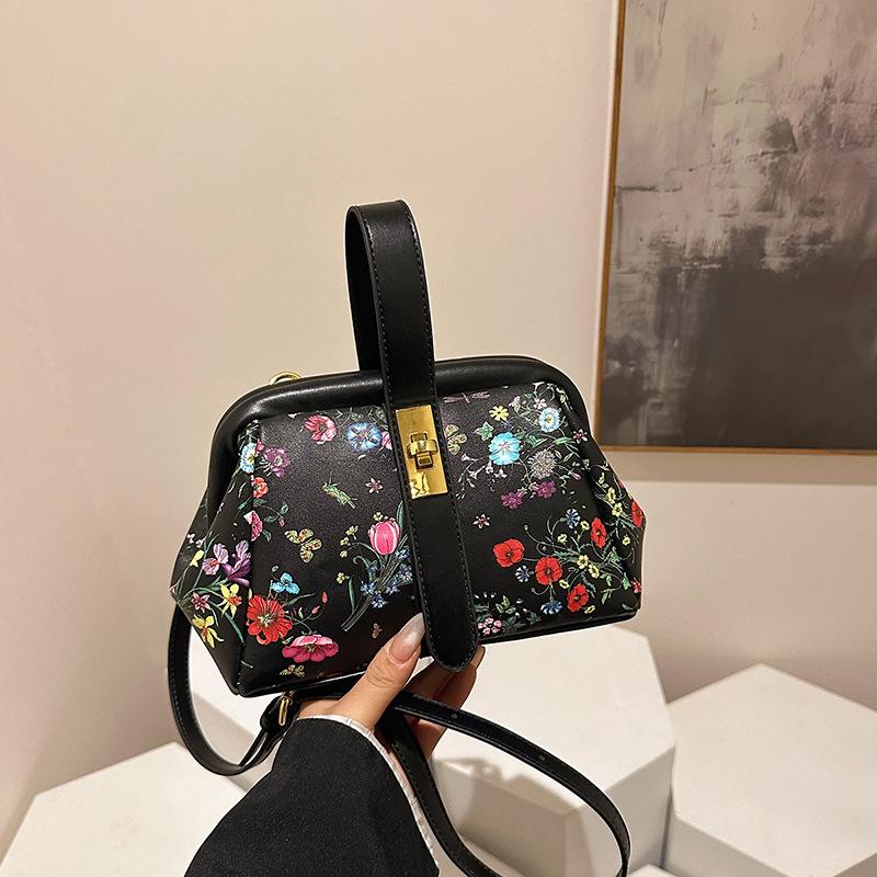 Winter new small bag with fashionable texture and hand-held shell bag simple one-shoulder crossbody bag чорний
Winter new small bag with fashionable texture and hand-held shell bag simple one-shoulder crossbody bag чорний