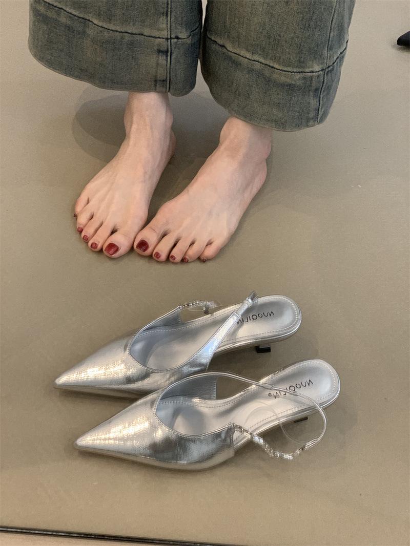 French celebrity high heels 2025 spring and summer temperament elegant rhinestone pointed head shallow mouth thin heel bag head empty sandals 40 серебряный
French celebrity high heels 2025 spring and summer temperament elegant rhinestone pointed head shallow mouth thin heel bag head empty sandals 40 серебряный