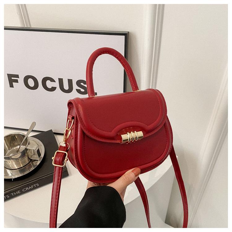 Handheld Red Bag Autumn and Winter Exclusively For Women Use New Trendy Retro Saddle Bag Niche Versatile One-shoulder Crossbody Bag Wedding Bag
Handheld Red Bag Autumn and Winter Exclusively For Women Use New Trendy Retro Saddle Bag Niche Versatile One-shoulder Crossbody Bag Wedding Bag