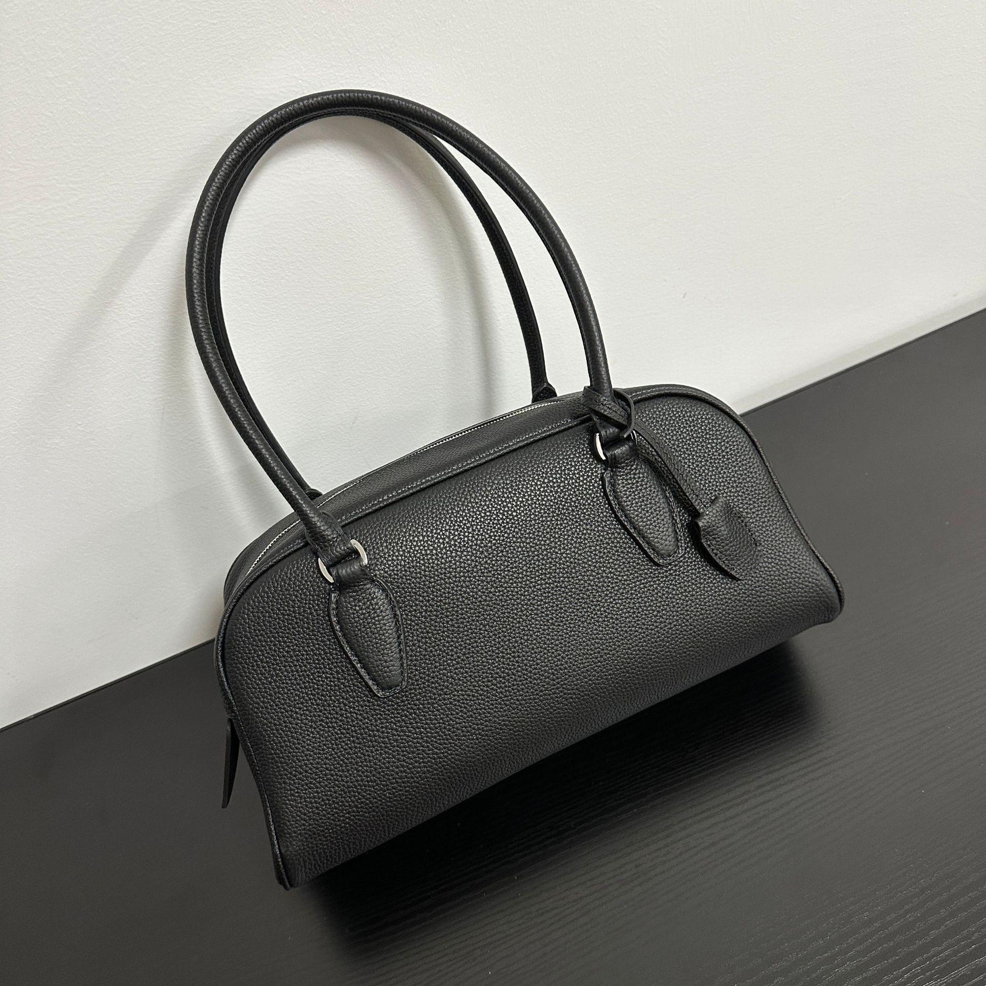 First layer cowhide portable pillow bag single shoulder casual zipper bowling women s bag old money wind minimalist bag large capacity чорний
First layer cowhide portable pillow bag single shoulder casual zipper bowling women s bag old money wind minimalist bag large capacity чорний