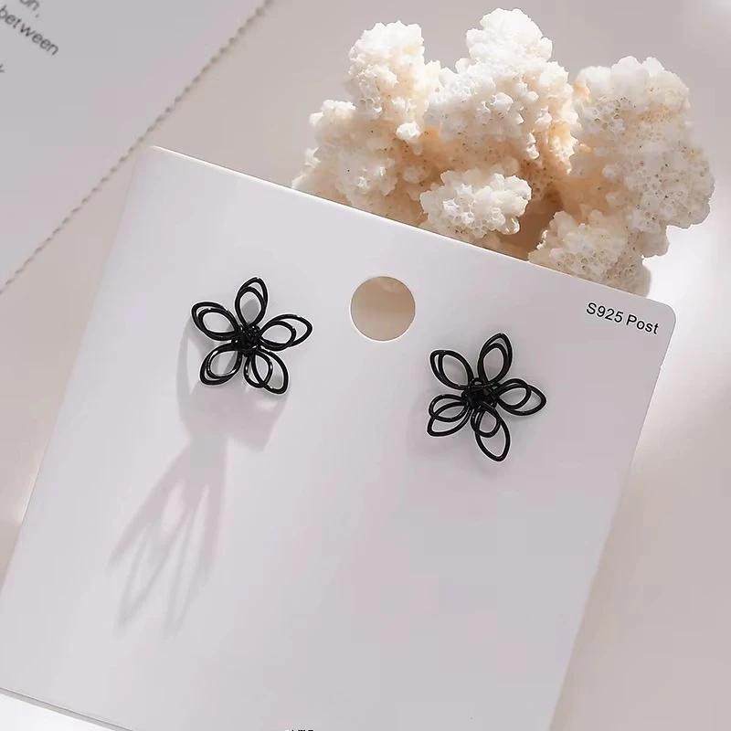 Retro Classic Simple Hollow Black Metal Line Flower Stud Earrings for Women Charm Fashion Korea Earring Jewelry Accessories Gift чорний
Retro Classic Simple Hollow Black Metal Line Flower Stud Earrings for Women Charm Fashion Korea Earring Jewelry Accessories Gift чорний