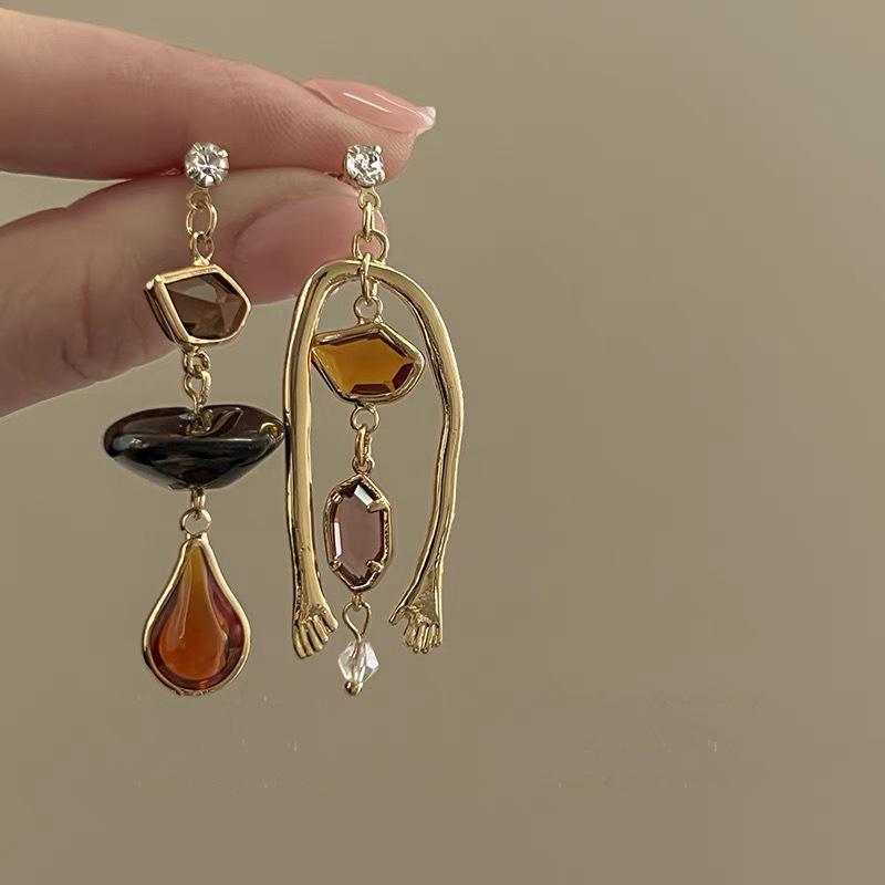 Vintage Abstract Art Style Asymmetric Drop Earrings For Women Personality Humanoid Hand Earrings Party Jewelry
Vintage Abstract Art Style Asymmetric Drop Earrings For Women Personality Humanoid Hand Earrings Party Jewelry