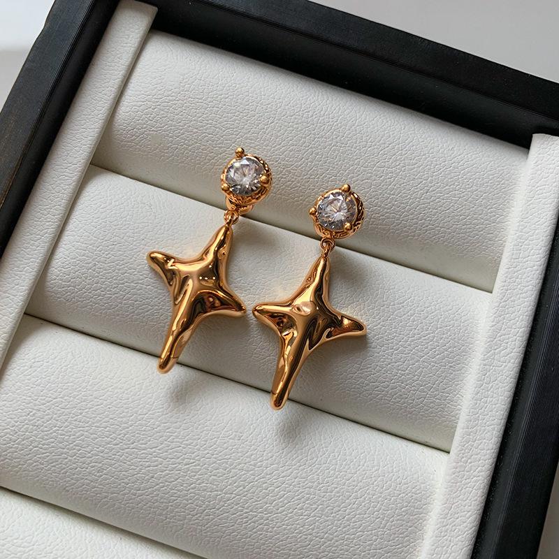 Sterling silver with diamonds, silver four-light star stud earrings, women s niche design sense, light luxury, high sense, cold earrings
Sterling silver with diamonds, silver four-light star stud earrings, women s niche design sense, light luxury, high sense, cold earrings