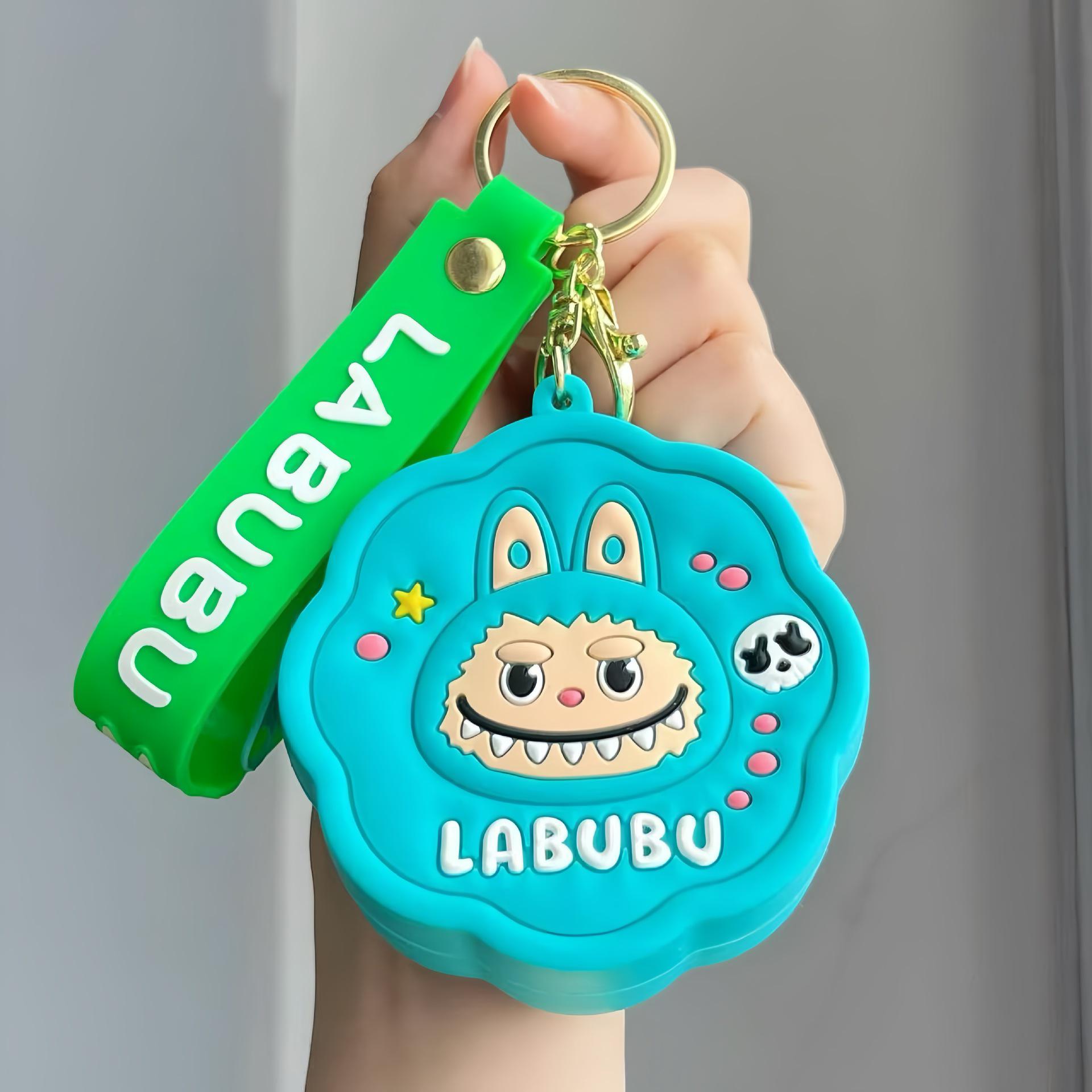 Мультяшный силиконовый кошелек для монет Labubu - Милый детский кошелек и держатель для карт, подвеска 8*3*8cm
Мультяшный силиконовый кошелек для монет Labubu - Милый детский кошелек и держатель для карт, подвеска 8*3*8cm