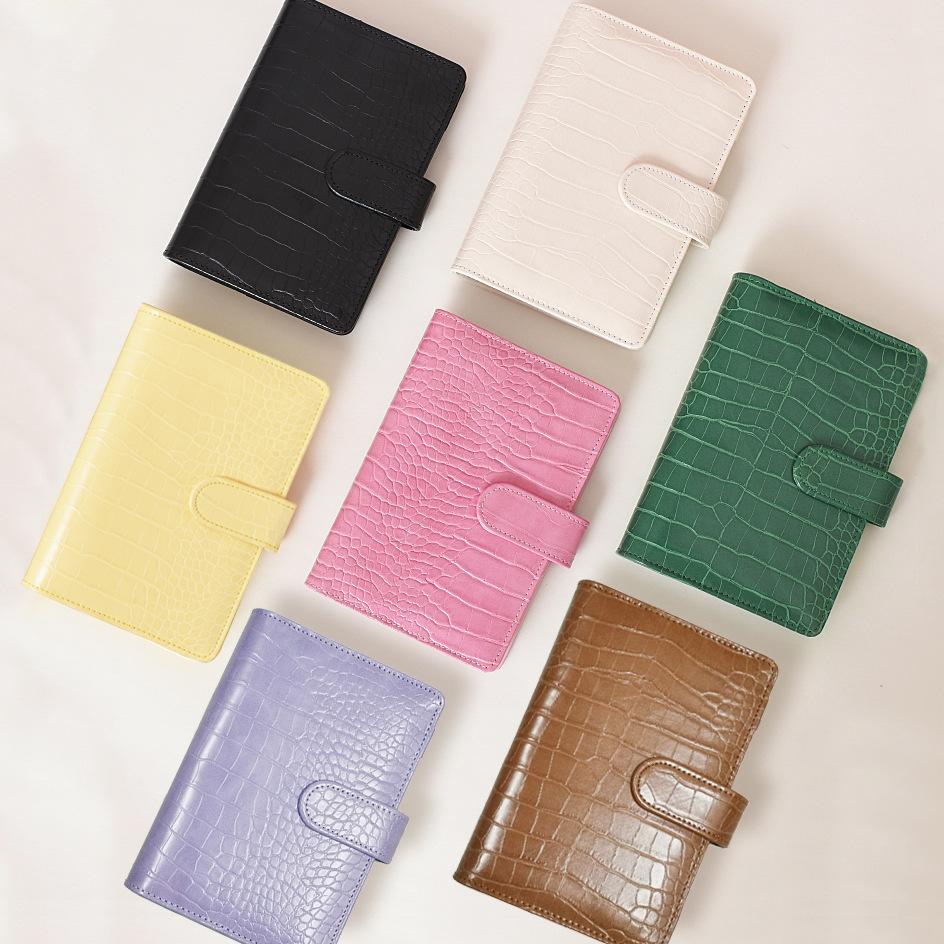A5/A6 PU Macaroon Узор крокодиловая кожаный блокнот с отрывными листами в обложке-переплете Dairy Travelers A6
A5/A6 PU Macaroon Узор крокодиловая кожаный блокнот с отрывными листами в обложке-переплете Dairy Travelers A6