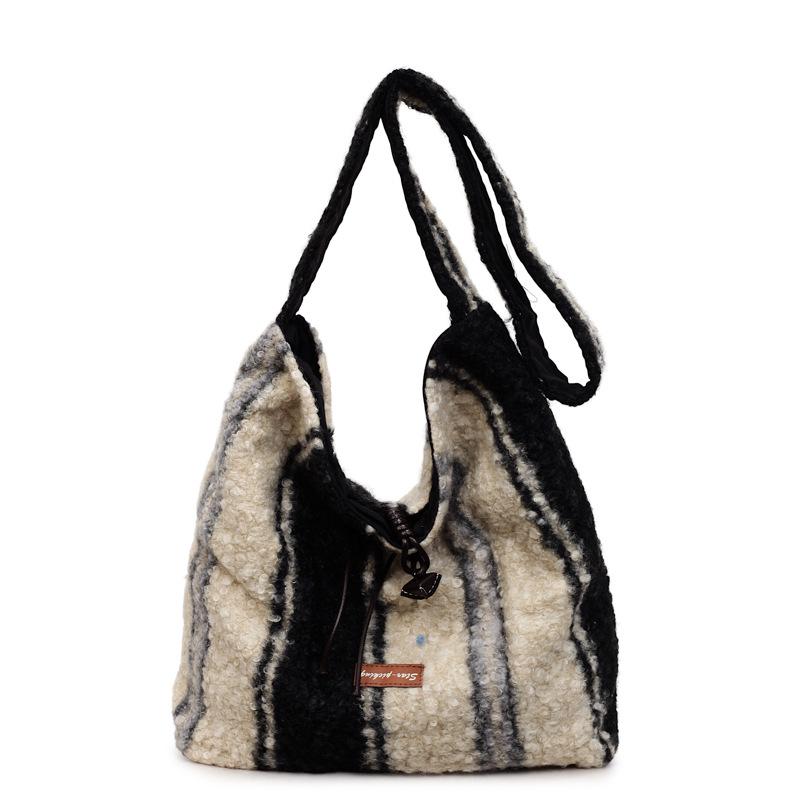 Vintage Lambswool Tote: Women s Double-Sided Crossbody for Autumn/Winter 2025 чорний
Vintage Lambswool Tote: Women s Double-Sided Crossbody for Autumn/Winter 2025 чорний