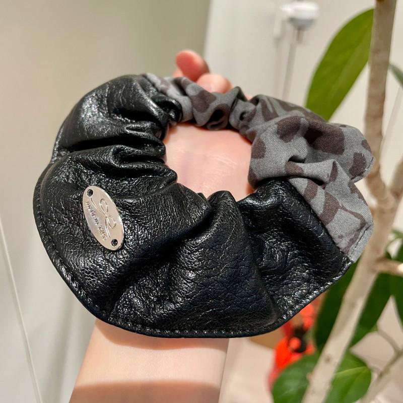High-End Leopard Print Leather Scrunchie: Korean Style Hair Tie for Low Buns and Accessories for Women
High-End Leopard Print Leather Scrunchie: Korean Style Hair Tie for Low Buns and Accessories for Women