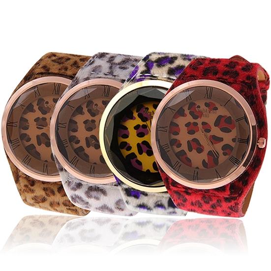 Женский леопард Искусственные римские цифры Кожаный ремешок Шарм Кварцевые наручные часы Женские кварцевые часы
Женский леопард Искусственные римские цифры Кожаный ремешок Шарм Кварцевые наручные часы Женские кварцевые часы