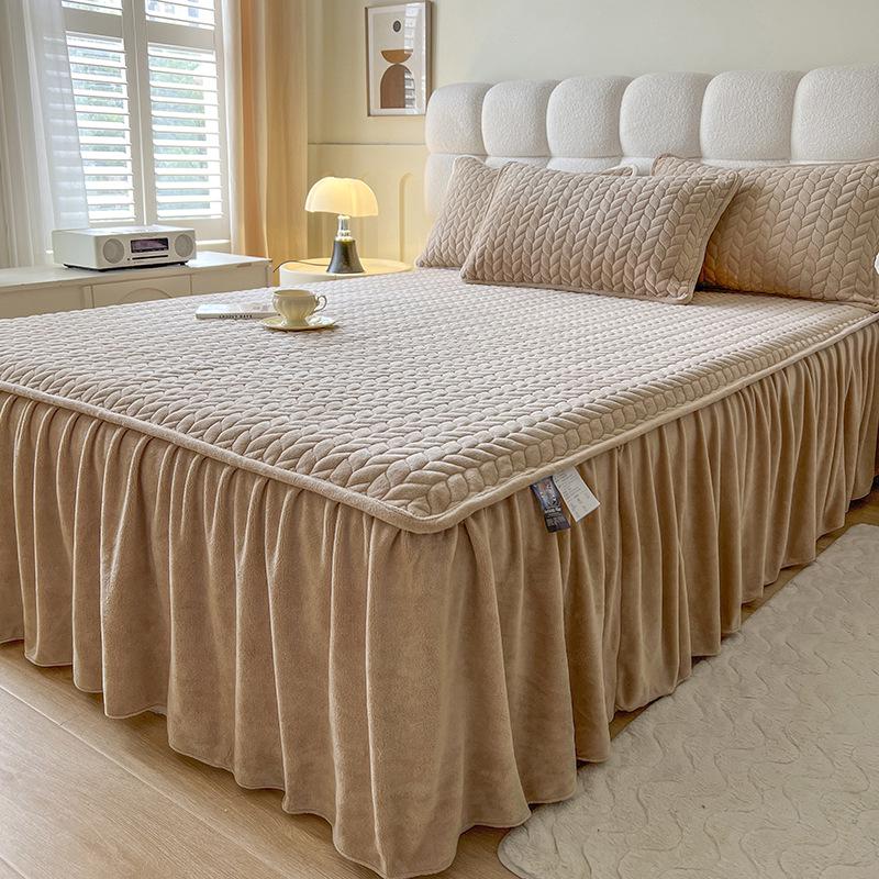 Milk Velvet Quilted Bed Skirt & Coral Fleece Winter Bedspread 3-Piece Set, Thick, Warm, Non-Slip Flannel. 150x200cm Bed Skirt
Milk Velvet Quilted Bed Skirt & Coral Fleece Winter Bedspread 3-Piece Set, Thick, Warm, Non-Slip Flannel. 150x200cm Bed Skirt