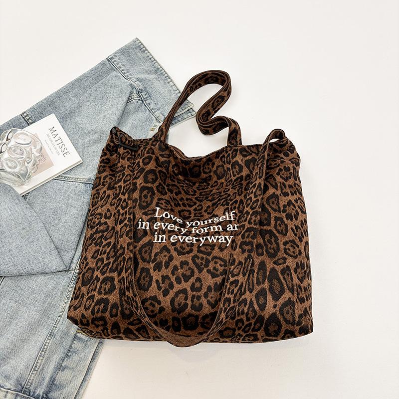 Leopard print canvas tote large-capacity bag women s 2025 new trendy fashion personalized design portable commuter shoulder bag
Leopard print canvas tote large-capacity bag women s 2025 new trendy fashion personalized design portable commuter shoulder bag
