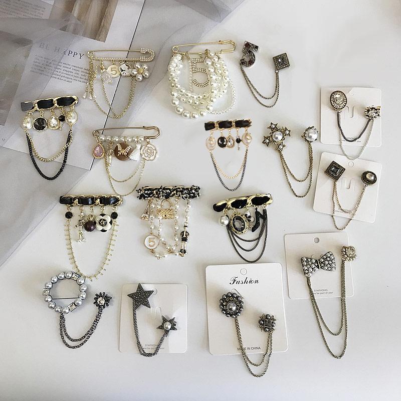 Vintage Baroque Luxury Camellia Tassel Chain Brooch famous Rose Flower Pearls Crytal Brooches for Women Jewelry Gifts
Vintage Baroque Luxury Camellia Tassel Chain Brooch famous Rose Flower Pearls Crytal Brooches for Women Jewelry Gifts