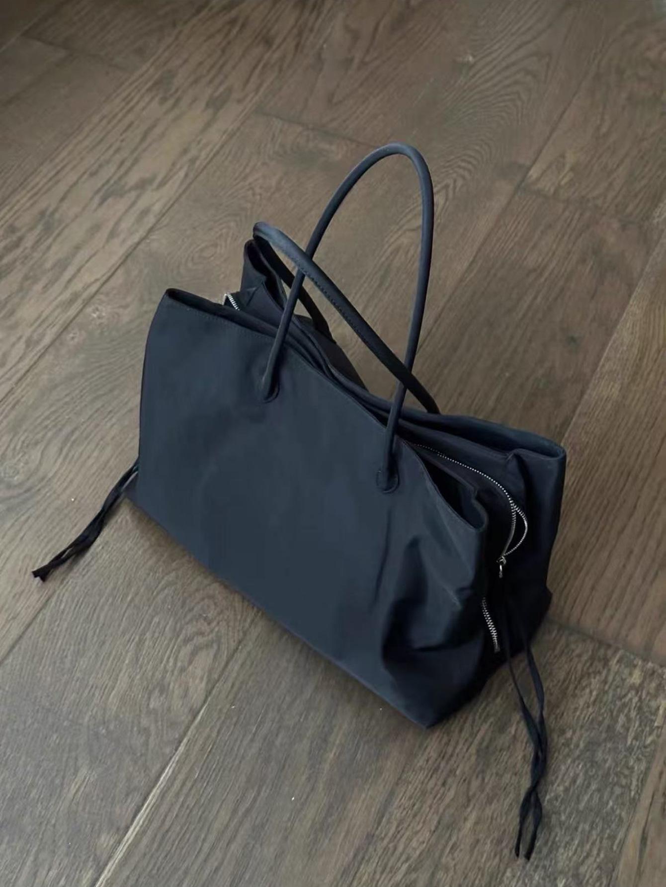 Spring And Summer Gray-Yellow Contrasting Colors, Multi-Compartment Large-Capacity Tote Bag, Versatile Commuter Portable Shoulder Bag
Spring And Summer Gray-Yellow Contrasting Colors, Multi-Compartment Large-Capacity Tote Bag, Versatile Commuter Portable Shoulder Bag
