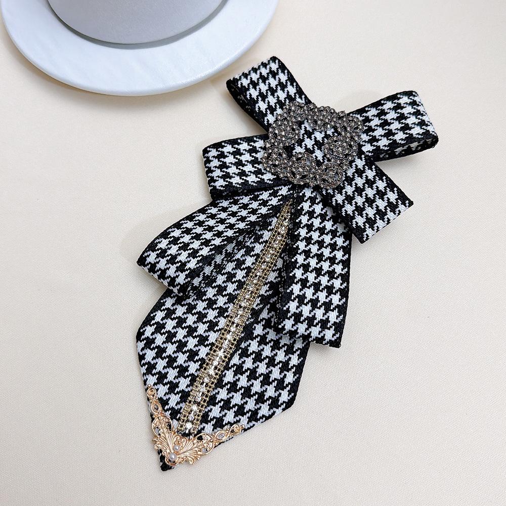 British Style Fabric Bow Tie Brooch Rhinestone Fashion Shirt Collar Pins Decorative Elegant Jewelry Wedding Party Accessories чорний білий колір
British Style Fabric Bow Tie Brooch Rhinestone Fashion Shirt Collar Pins Decorative Elegant Jewelry Wedding Party Accessories чорний білий колір