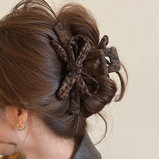 Korean Style Leopard Print Hair Claw Elegant Bow Shark Clip for Women Autumn Winter Velvet Scrunchy for Back Head Styling
Korean Style Leopard Print Hair Claw Elegant Bow Shark Clip for Women Autumn Winter Velvet Scrunchy for Back Head Styling