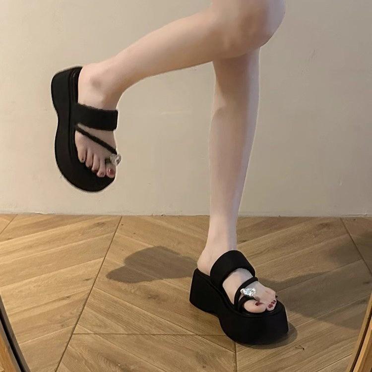 Beautiful muffin thick-bottomed cool slippers for women, new high-end slippers for summer wear, silver one-word slippers for women 35 білий
Beautiful muffin thick-bottomed cool slippers for women, new high-end slippers for summer wear, silver one-word slippers for women 35 білий