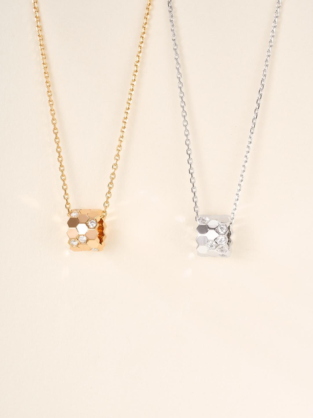 Honeycomb Two-Color Necklace High-quality Color Separation and Electroplating Gifts Women and men Affordable Luxury рожевий колір золота
Honeycomb Two-Color Necklace High-quality Color Separation and Electroplating Gifts Women and men Affordable Luxury рожевий колір золота
