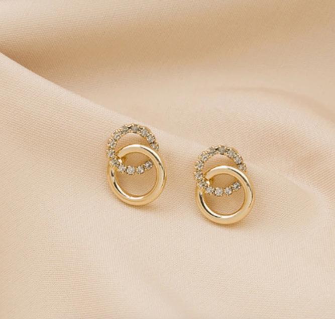 Silver needle metal water drop stud earrings simple and fashionable design earrings versatile niche light luxury cold wind earrings
Silver needle metal water drop stud earrings simple and fashionable design earrings versatile niche light luxury cold wind earrings