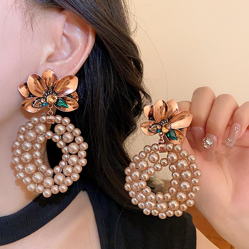 Flower pearl circle earrings, French retro medieval vintage earrings fashion light luxury earrings
Flower pearl circle earrings, French retro medieval vintage earrings fashion light luxury earrings