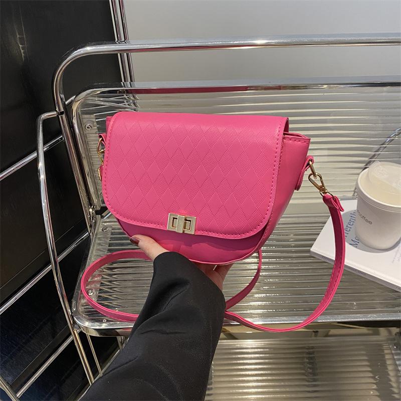 2024 summer new retro solid color texture foreign style rhombus fashion oblique span bag single shoulder armpit bag saddle bag чёрный
2024 summer new retro solid color texture foreign style rhombus fashion oblique span bag single shoulder armpit bag saddle bag чёрный