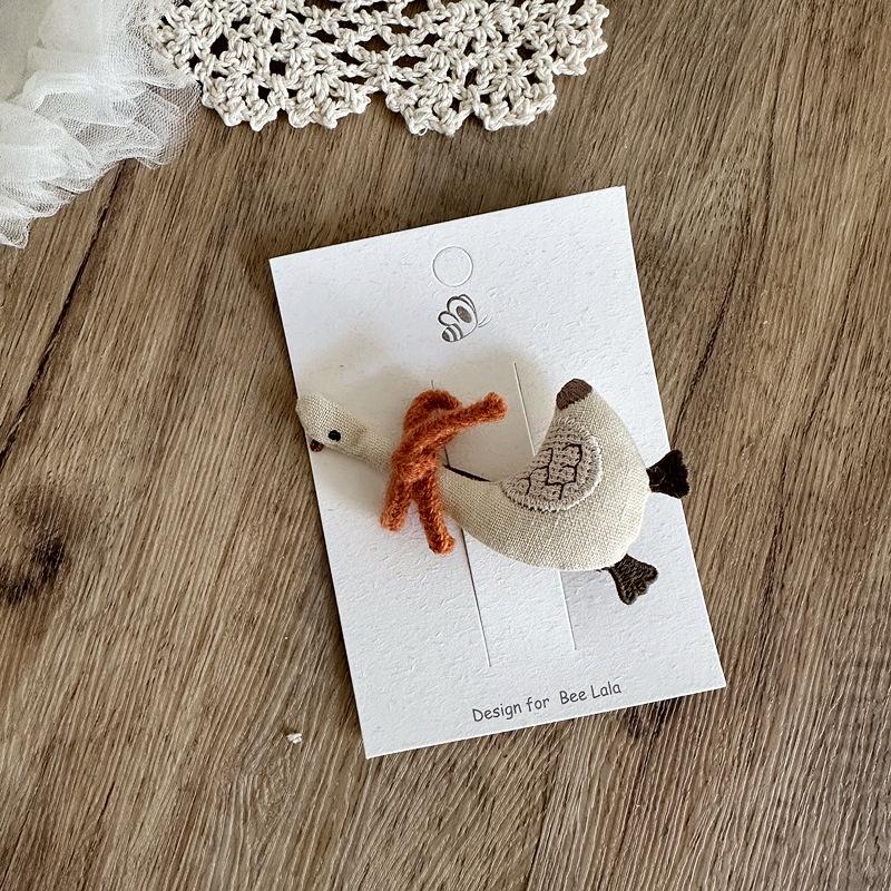 Детский мультяшный набор аксессуаров для волос в виде уток: Ожерелье, Заколка для волос и Резинка для волос
Детский мультяшный набор аксессуаров для волос в виде уток: Ожерелье, Заколка для волос и Резинка для волос