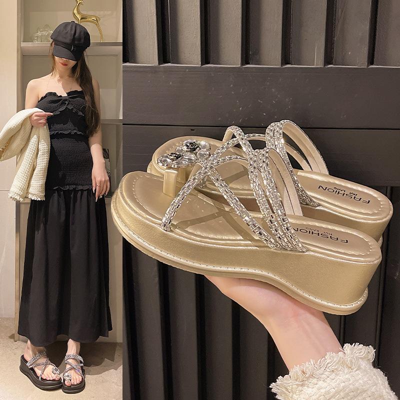 Pearl toe slippers female summer new flat-bottomed fairy wind cover toe beach sandals soft-soled non-slip sandals 34 чёрный
Pearl toe slippers female summer new flat-bottomed fairy wind cover toe beach sandals soft-soled non-slip sandals 34 чёрный