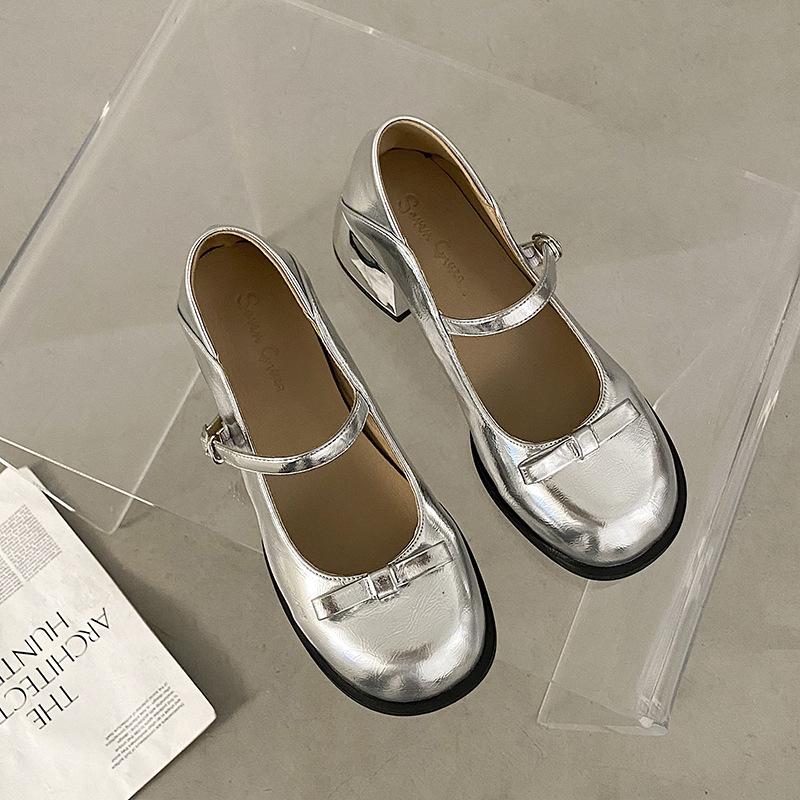 Gentle silver thick heel Mary Jane shoes women s 2025 new summer light mouth with skirt round head single shoes 39 срібний
Gentle silver thick heel Mary Jane shoes women s 2025 new summer light mouth with skirt round head single shoes 39 срібний