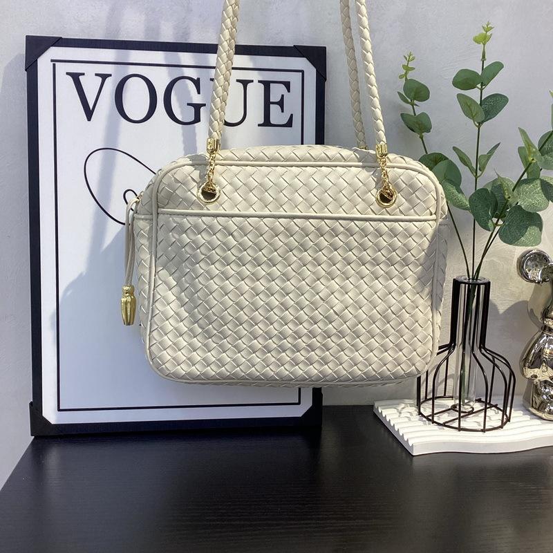 2026 New Genuine Leather Women s Bag Hand Woven Cowhide Tofu Bag Square Bag Feather Bag Shoulder Bag Cross-border 27x20x8cm бежевый
2026 New Genuine Leather Women s Bag Hand Woven Cowhide Tofu Bag Square Bag Feather Bag Shoulder Bag Cross-border 27x20x8cm бежевый