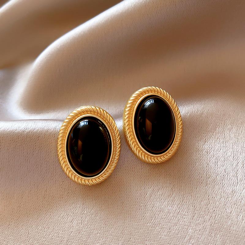 Retro Gold Color Metal Line Black Oval Shaped Stud Earrings for Women Advanced Design Elegant Young Girls Party Zircon
Retro Gold Color Metal Line Black Oval Shaped Stud Earrings for Women Advanced Design Elegant Young Girls Party Zircon