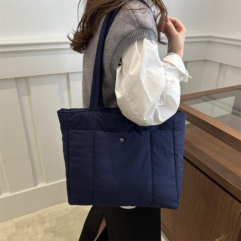 Autumn and winter new cotton clothes shoulder bag female student portable tote bag solid color cotton large capacity cloth bag чорний
Autumn and winter new cotton clothes shoulder bag female student portable tote bag solid color cotton large capacity cloth bag чорний