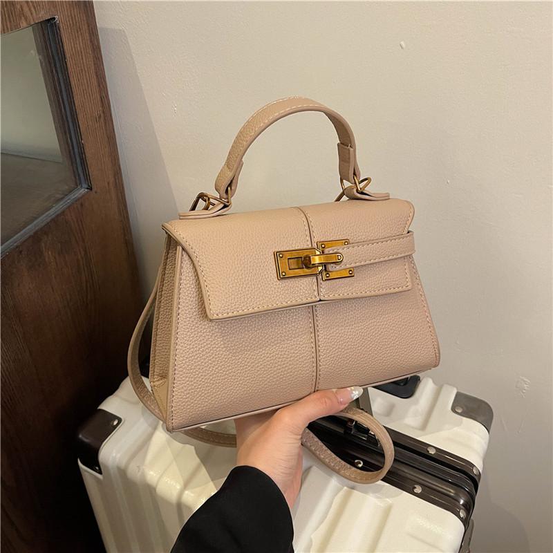 Новая простая сумка-мессенджер на плечо с замком в виде личи, трендовая женская сумка хаки
Новая простая сумка-мессенджер на плечо с замком в виде личи, трендовая женская сумка хаки