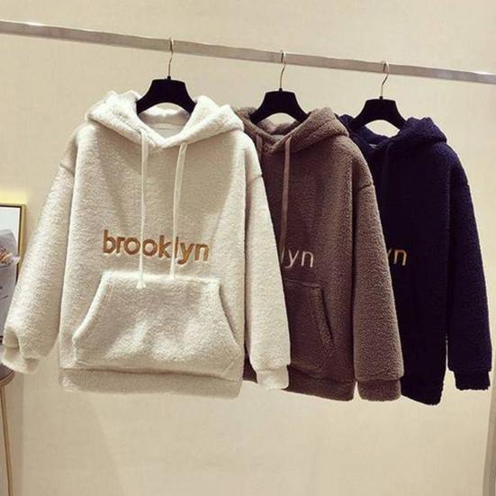 Женская толстовка с вышивкой букв из искусственного ягненка, однотонный пуловер, осень-зима, толстовка с большим карманом на шнурке, уличная одежда
Женская толстовка с вышивкой букв из искусственного ягненка, однотонный пуловер, осень-зима, толстовка с большим карманом на шнурке, уличная одежда