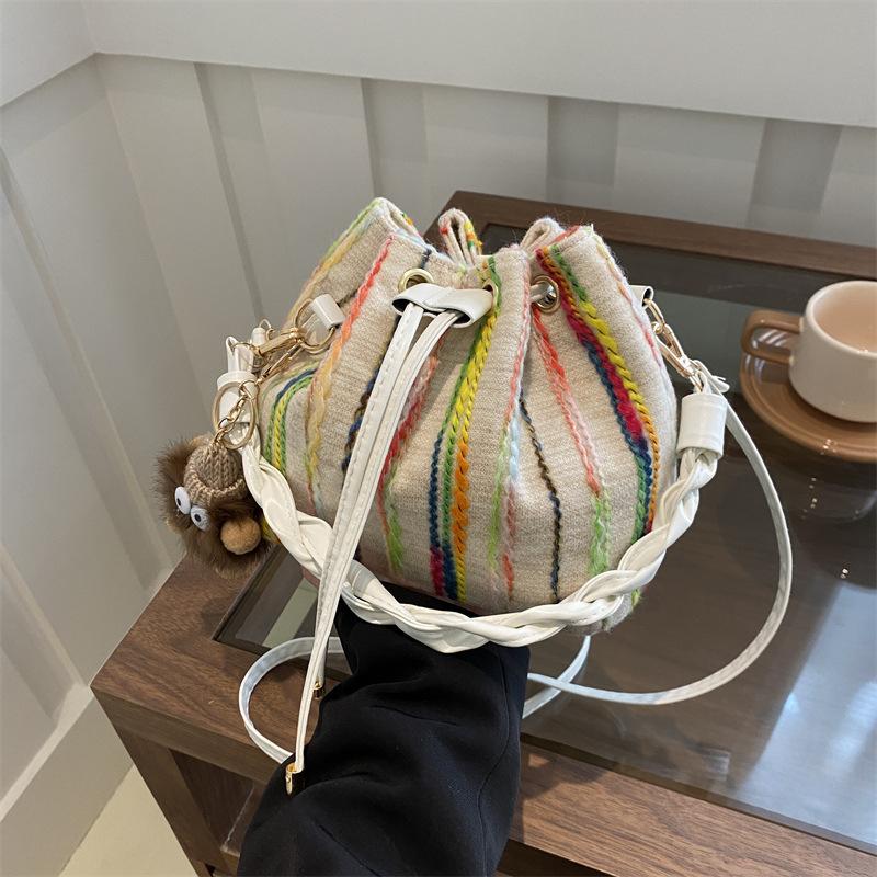Fashion and gentle texture drawstring small bag women s 2025 spring new versatile ins bucket bag women
Fashion and gentle texture drawstring small bag women s 2025 spring new versatile ins bucket bag women