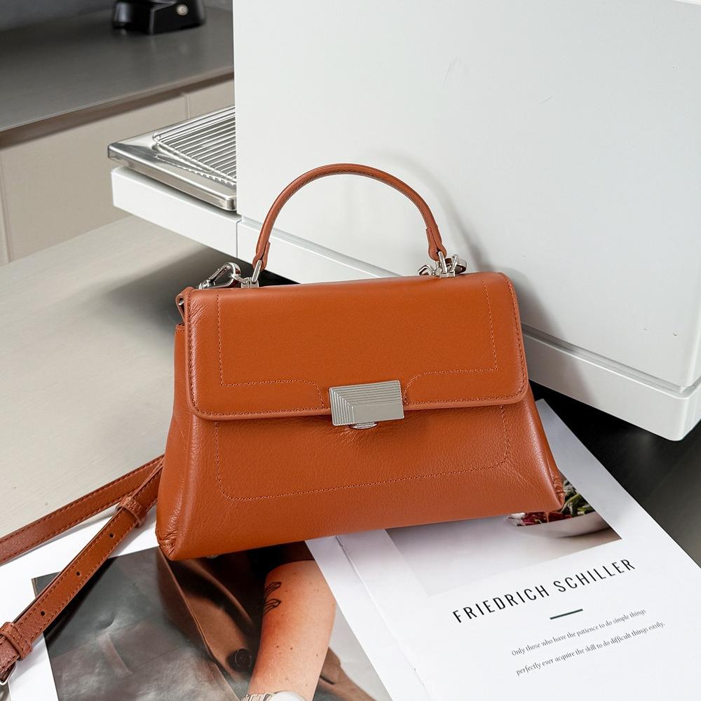 Fashionable High-end Top Layer Cowhide Small Square Bag Versatile Crossbody Casual Hand-held Unit Price Women s 27x10x17cm
Fashionable High-end Top Layer Cowhide Small Square Bag Versatile Crossbody Casual Hand-held Unit Price Women s 27x10x17cm