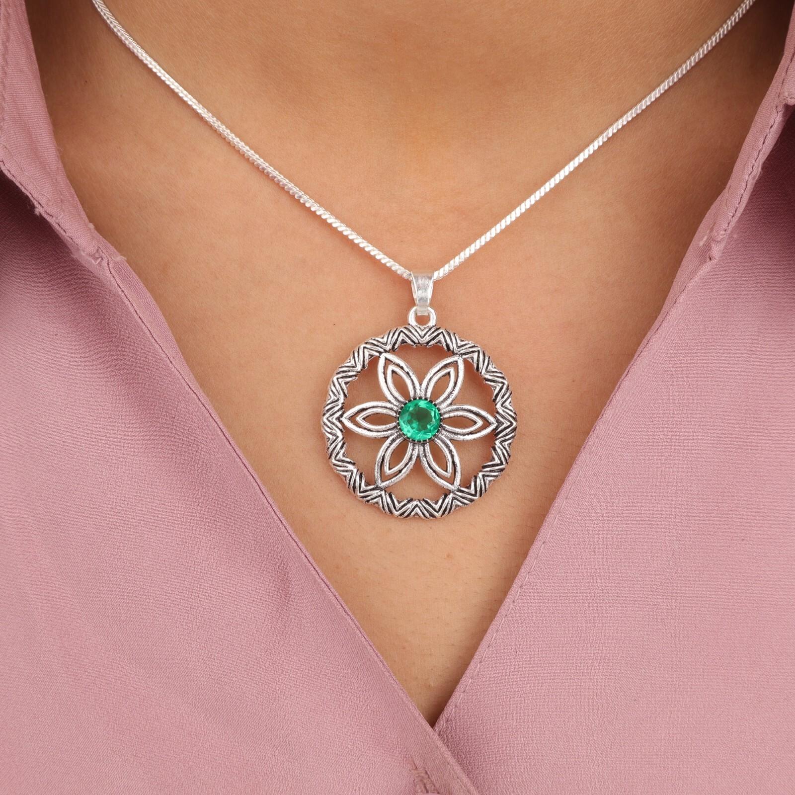 Chrome Diopside Gemstone 925 Sterling Silver Jewelry Flower Chain Pendant 1.48 CP-29-1
Chrome Diopside Gemstone 925 Sterling Silver Jewelry Flower Chain Pendant 1.48 CP-29-1