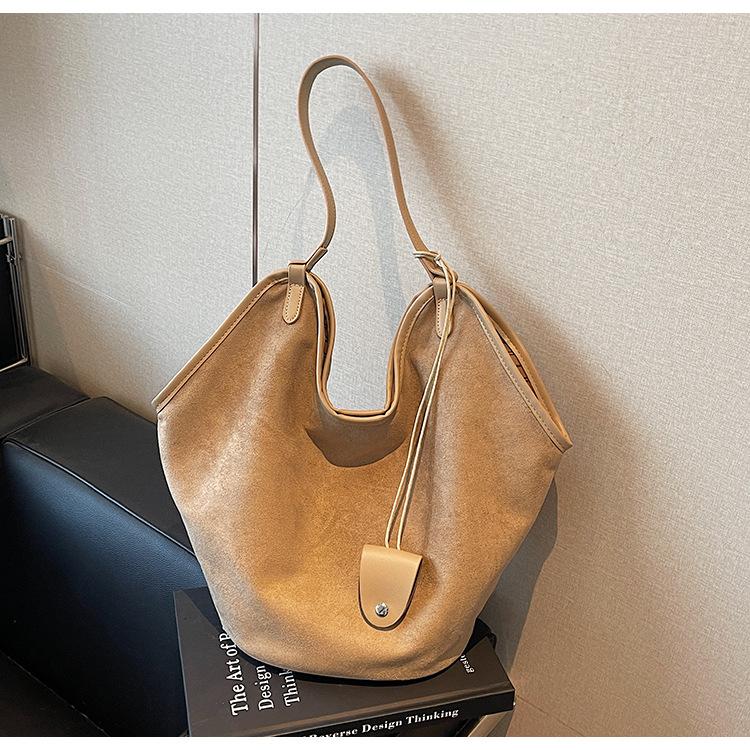 Ленивая замшевая сумка подмышку большая женская 2025 новая модная вместительная сумка-тоут на плечо для поездок на работу хаки
Ленивая замшевая сумка подмышку большая женская 2025 новая модная вместительная сумка-тоут на плечо для поездок на работу хаки