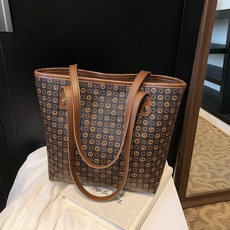 Винтажная сумка через плечо из искусственной кожи с геометрическим или круглым принтом и буквенным дизайном для женщин, сумка для ежедневного использования
Винтажная сумка через плечо из искусственной кожи с геометрическим или круглым принтом и буквенным дизайном для женщин, сумка для ежедневного использования