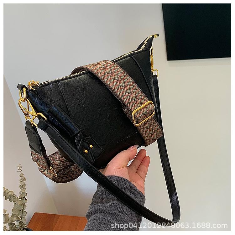 Осень и зима новая нишевая сумка-мессенджер высокого класса на одно плечо женская сумка простая сумка-пельмень большой вместимости сумка-седло мессенджер тренд чёрный
Осень и зима новая нишевая сумка-мессенджер высокого класса на одно плечо женская сумка простая сумка-пельмень большой вместимости сумка-седло мессенджер тренд чёрный