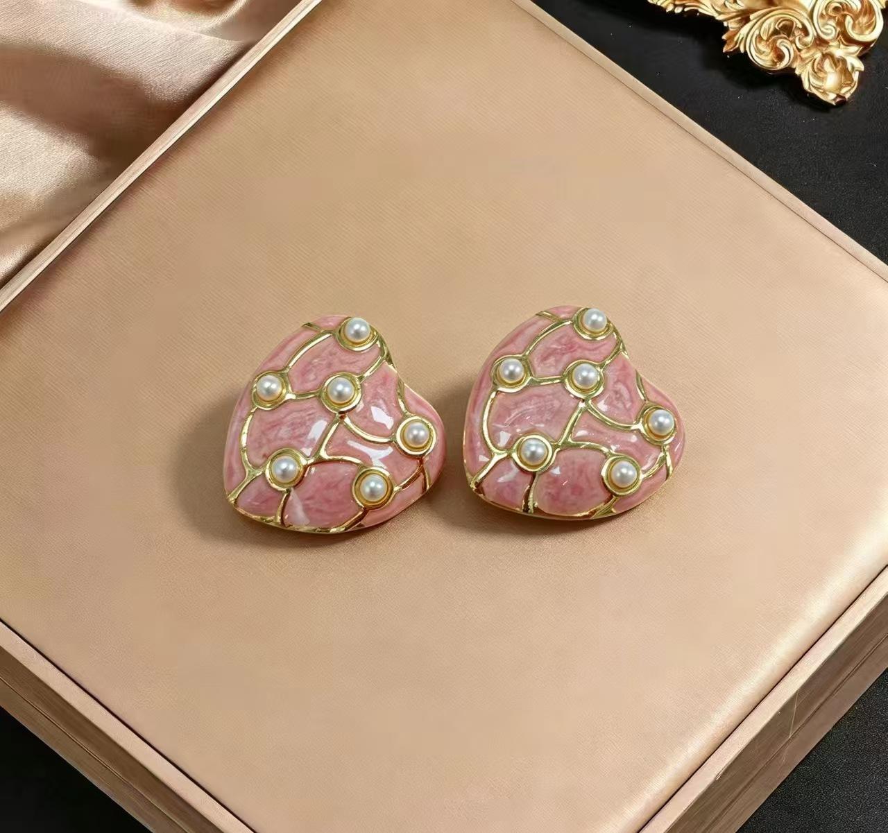 Stainless steel oil drop earrings, niche design sense light luxury metal studs, gentle temperament versatile earrings
Stainless steel oil drop earrings, niche design sense light luxury metal studs, gentle temperament versatile earrings