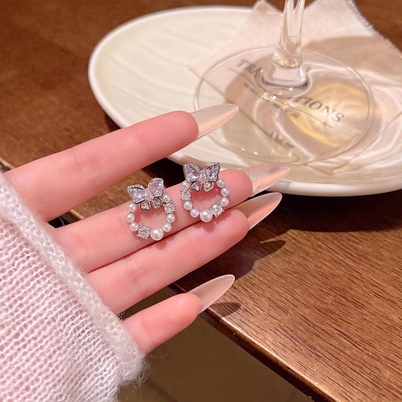 Корейские серьги-бабочки с цирконием и жемчугом для женщин — элегантный и универсальный дизайн A2002 серебряный
Корейские серьги-бабочки с цирконием и жемчугом для женщин — элегантный и универсальный дизайн A2002 серебряный