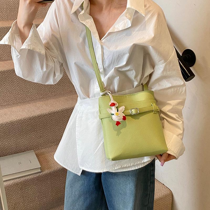 Simple bucket bag women s 2025 new trendy texture messenger bag versatile temperament shoulder bag 20.5*7*22.5
Simple bucket bag women s 2025 new trendy texture messenger bag versatile temperament shoulder bag 20.5*7*22.5