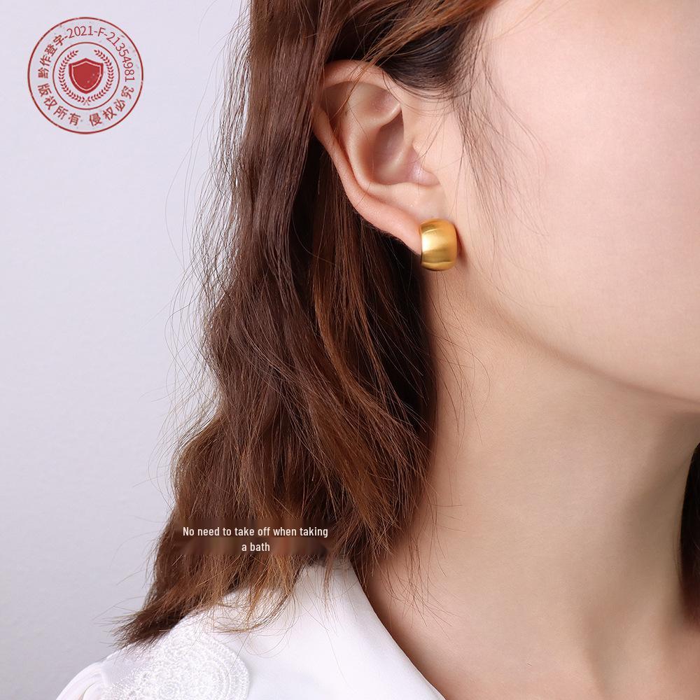 Marka Trendy Minimalist C-Shaped Temperament Stud Earrings in 18K Gold-Plated Titanium Steel F182.
Marka Trendy Minimalist C-Shaped Temperament Stud Earrings in 18K Gold-Plated Titanium Steel F182.