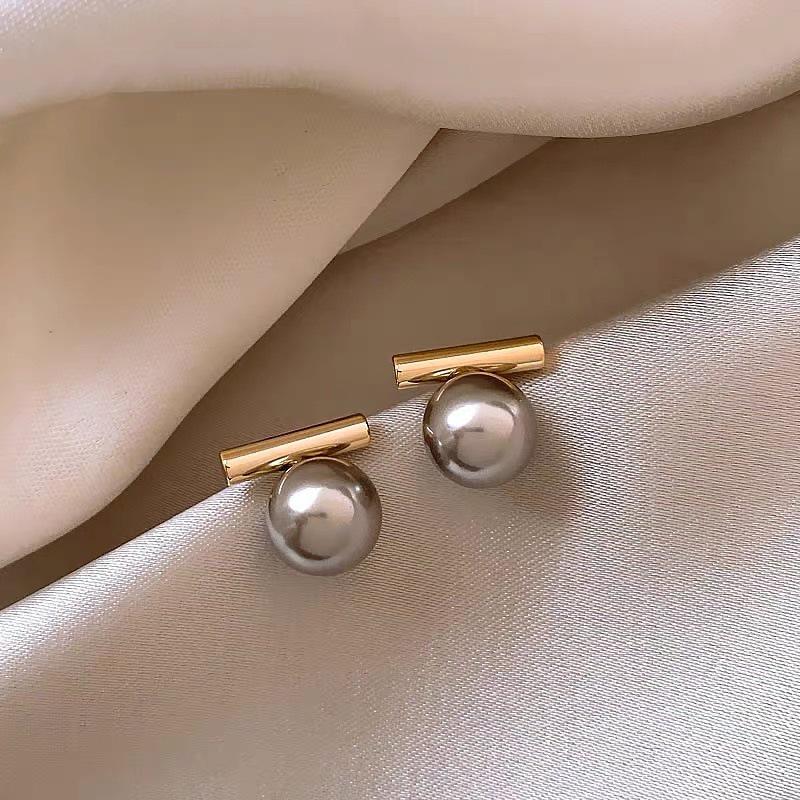 Elegant Gray Pearl Stud Earrings for Women - Retro Design, High-End, 2023 Collection White K
Elegant Gray Pearl Stud Earrings for Women - Retro Design, High-End, 2023 Collection White K
