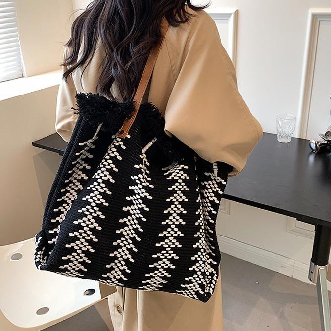 Large capacity canvas bag tote bag new tassel cott and linen woven women s bag simple and versatile commuter shoulder bag чёрный
Large capacity canvas bag tote bag new tassel cott and linen woven women s bag simple and versatile commuter shoulder bag чёрный