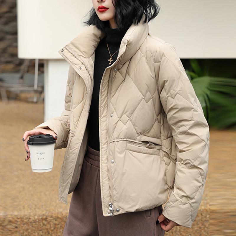 Пуховик женский зимний короткий стиль белый утиный пух теплая и модная куртка большой размер M хаки
Пуховик женский зимний короткий стиль белый утиный пух теплая и модная куртка большой размер M хаки