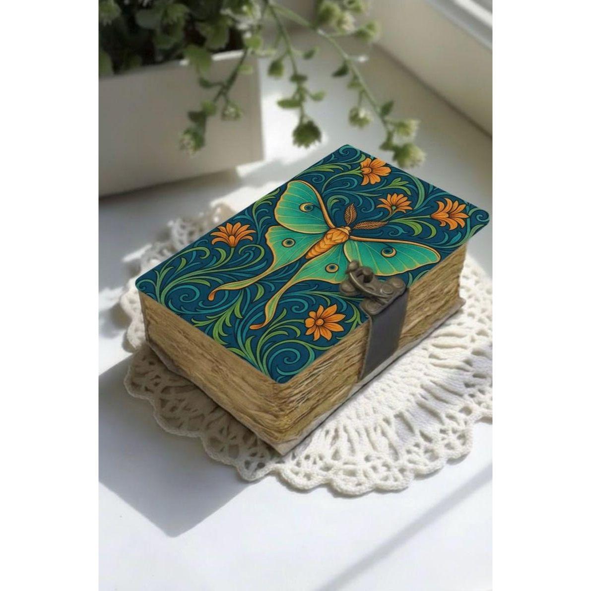 Большой гримуар «Ночная бабочка» – Книга теней ручной работы «Лунные заклинания», персонализированный викканский кожаный журнал с бумагой ручной выделки | Ведьминский подарок 7 x 5 in - 200 Page
Большой гримуар «Ночная бабочка» – Книга теней ручной работы «Лунные заклинания», персонализированный викканский кожаный журнал с бумагой ручной выделки | Ведьминский подарок 7 x 5 in - 200 Page