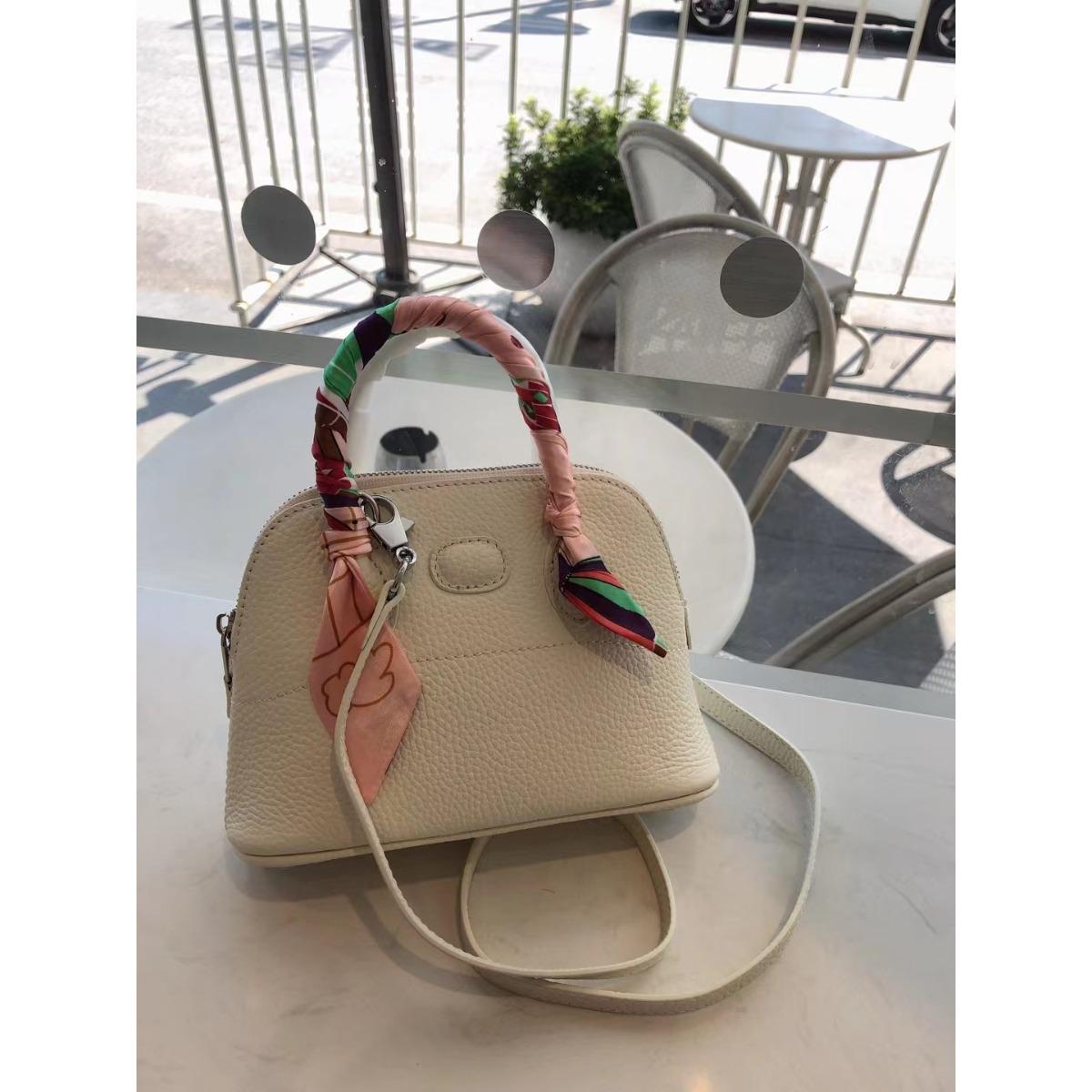 2024 Shell bag lychee pattern first layer cowhide single shoulder diagonal span portable bowling bag genuine leather women s bag crossbody light small size 22cm shell bag
2024 Shell bag lychee pattern first layer cowhide single shoulder diagonal span portable bowling bag genuine leather women s bag crossbody light small size 22cm shell bag